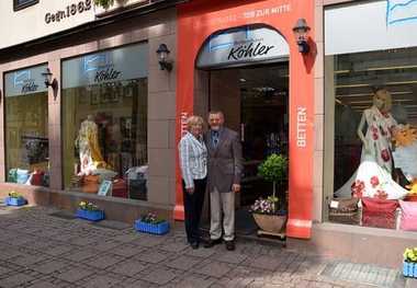 Franz und Irmgard Köhler vor ihrem traditionsreichen Geschäft - Bettenhaus Köhler|Fulda